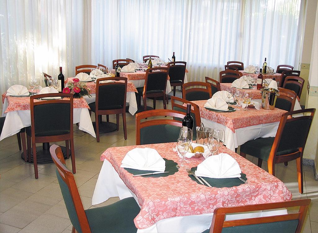 Hotel Aquila D'Oro Misano Adriatico Exterior photo