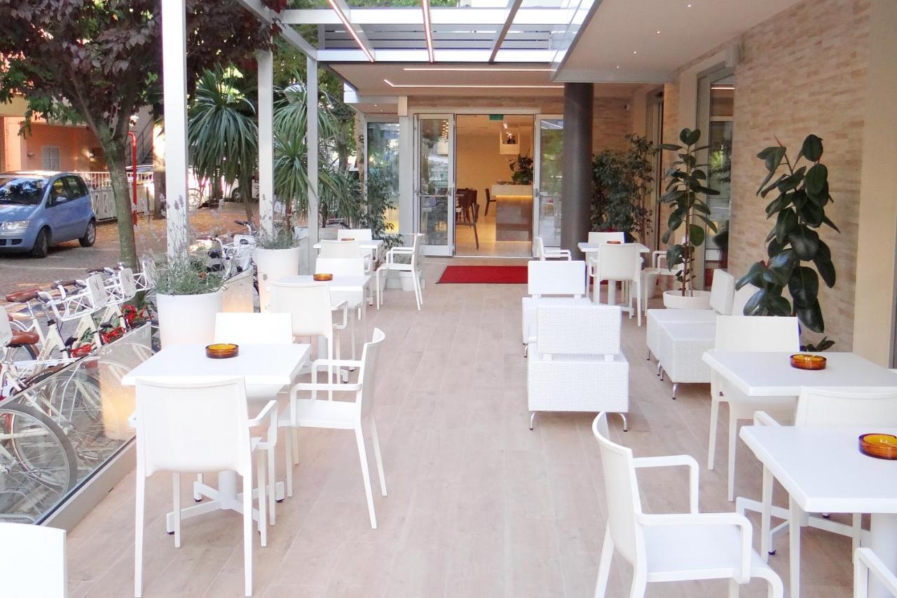 Hotel Aquila D'Oro Misano Adriatico Exterior photo